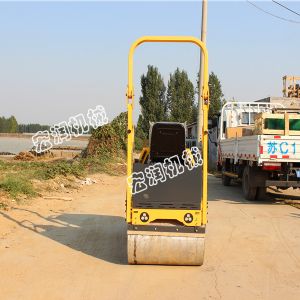 小型振動(dòng)壓路機