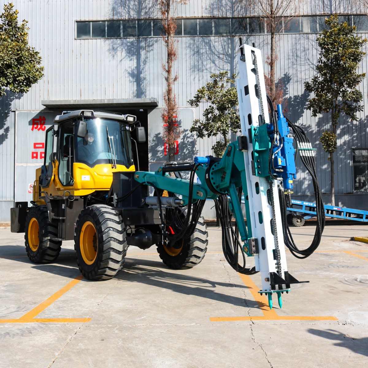 俄羅斯客戶(hù)蒞臨宏潤機械 參觀(guān)輪式隧道鉆機.jpg